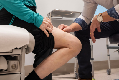knee patient doctor