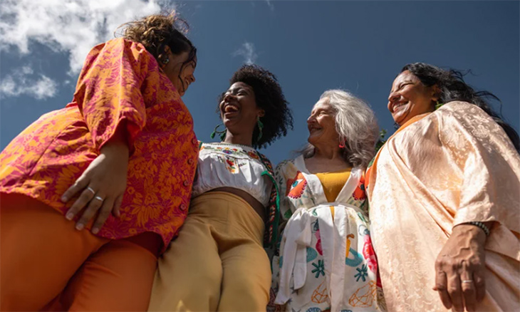 4 women are under sky