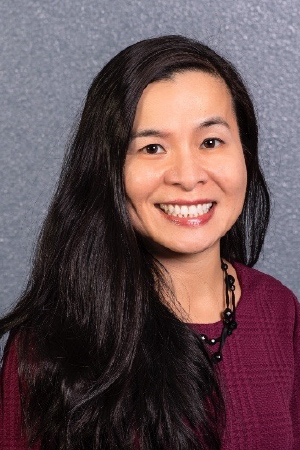 Headshot of Oanh smiling