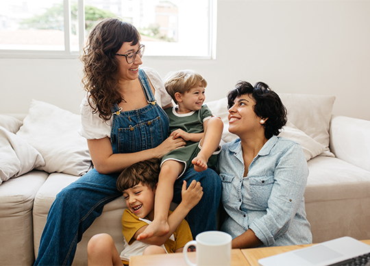 Familia LGBTQ+ feliz.