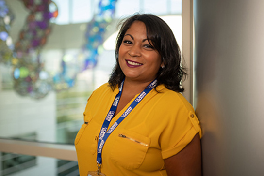 Asha, empleada de UC Davis Health