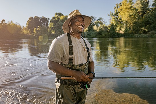 El paciente de UC Davis Health, Greg, pescando en el río.