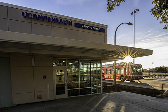 Exterior de la clínica de campus de Davis