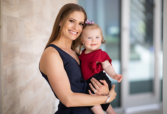 Erin, empleada de UC Davis Health, y su hijo