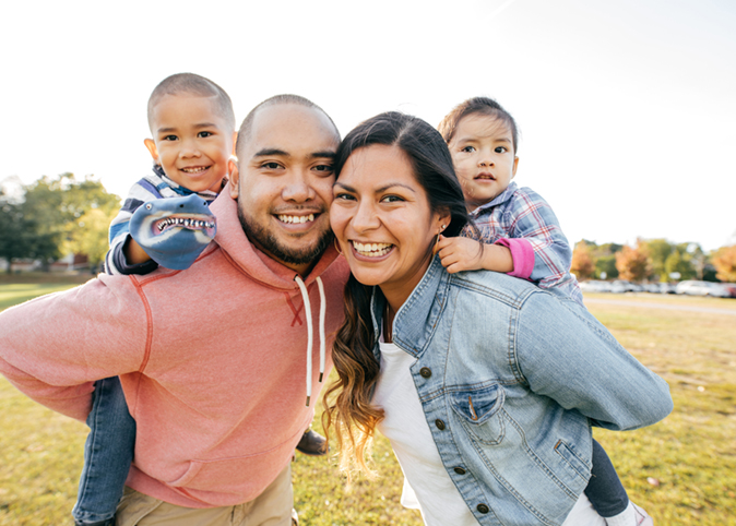 Una familia en el parque.