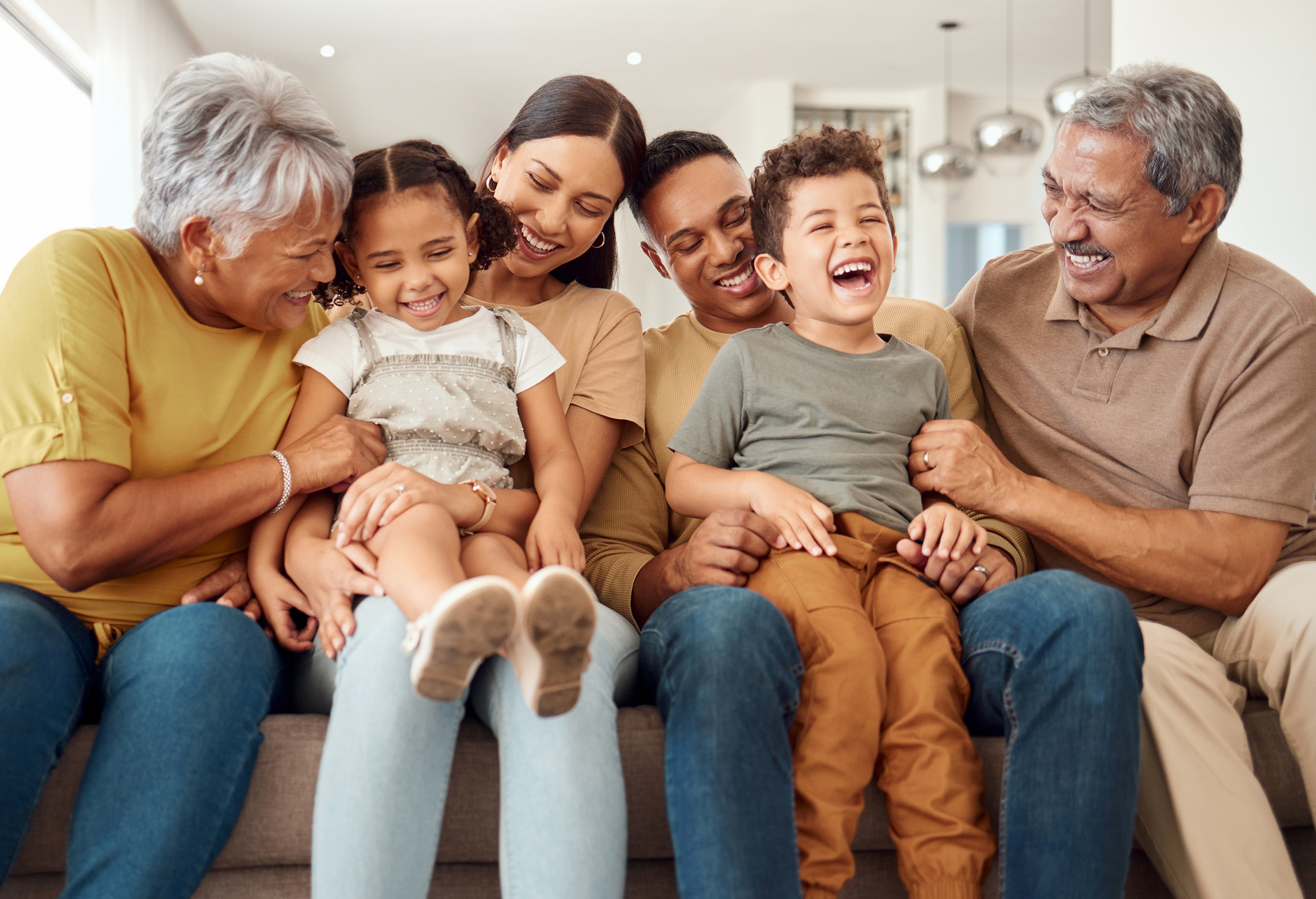 Una familia multigeneracional sonriendo y riendo.