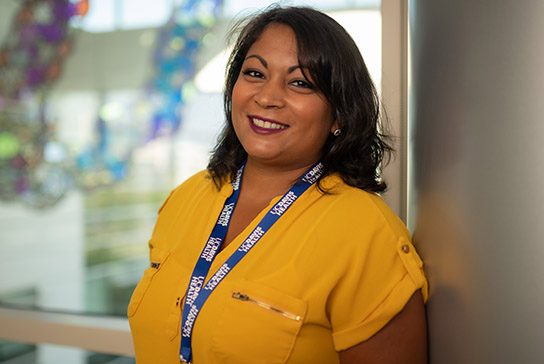 Asha, empleada de UC Davis Health